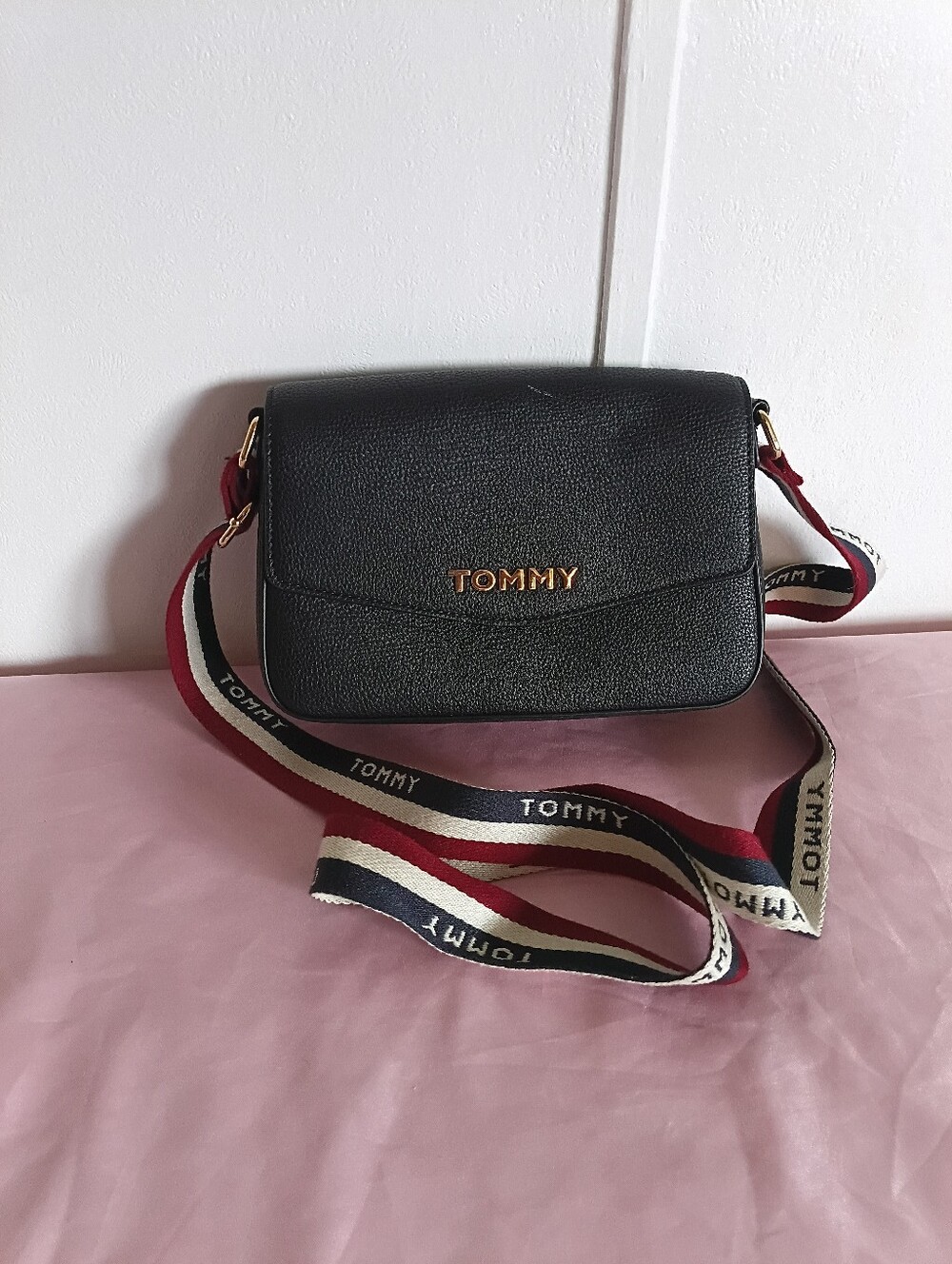 Tommy Hilfiger Black Pebbled Crossbody Bag Gold Logo Stripe Adjustable Strap